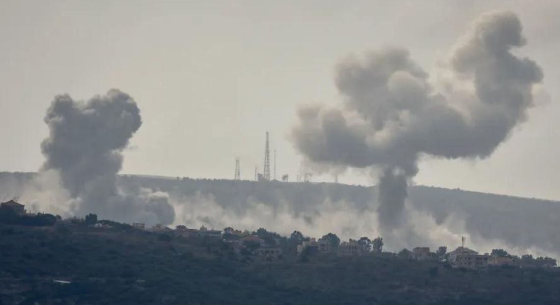 Colunas de fumaça surgem depois de ataques israelenses contra posições do Hezbollah em Alma al-Shaab, no Líbano