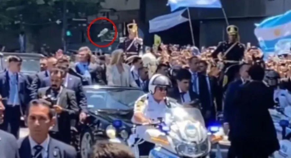 Garrafa de vidro é arremessada em Milei durante posse presidencial na Argentina, e segurança fica ferido