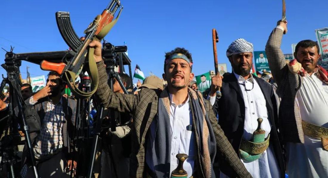 Rebeldes houthis participam de protesto pró-palestina em Saana, no Iêmen