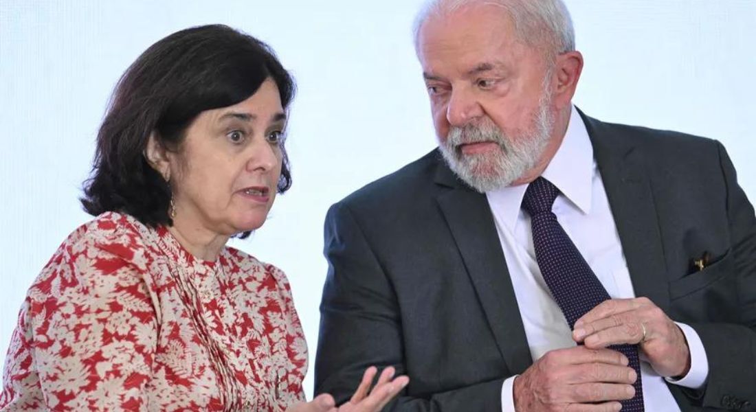 Lula ao lado da ministra da Saúde, Nísia Trindade: cargo é cobiçado pelo Centrão