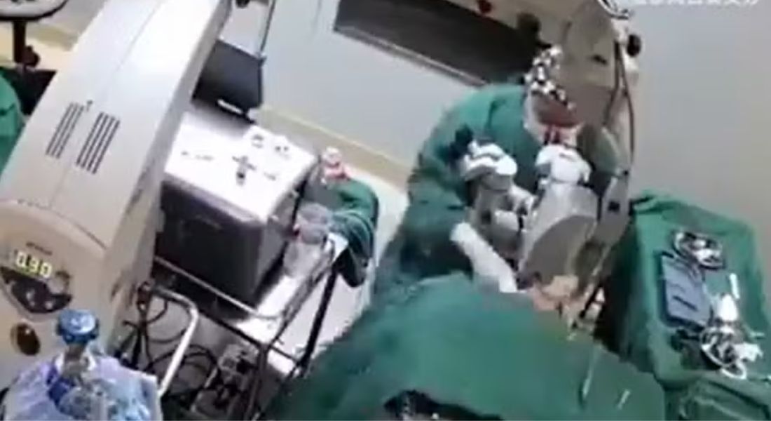 Momento em que médico teria acertado ao menos três vezes a cabeça da paciente idosa durante uma cirurgia, na China.