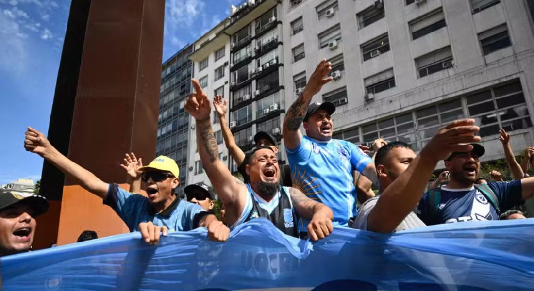 Movimentos sindicais e organizações argentinas tomam as ruas de Buenos Aires para protestar contra 'decretaço' de Milei