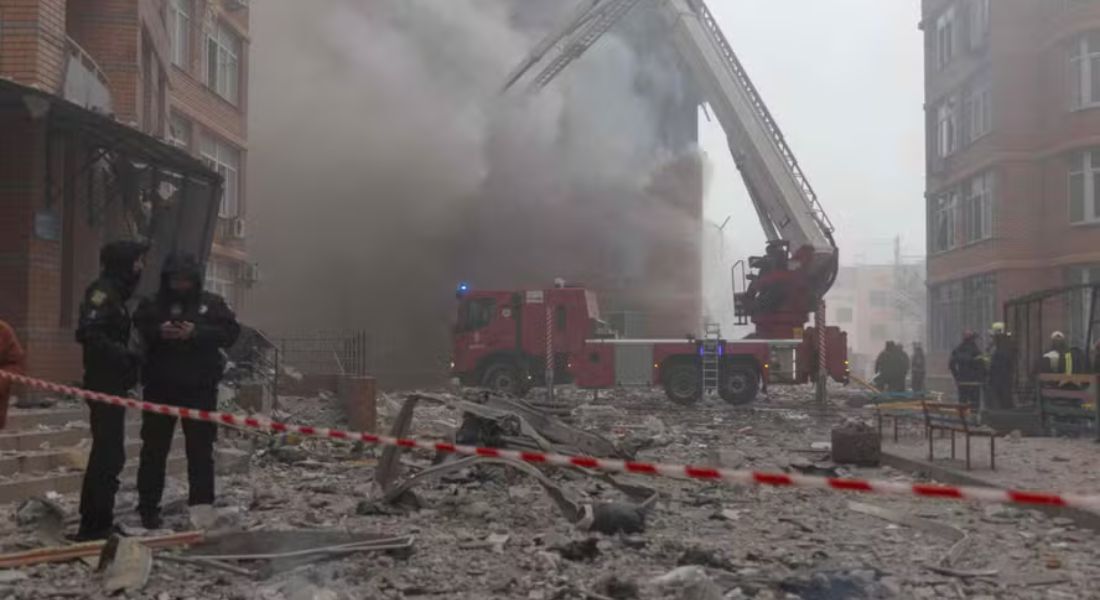 Bombeiros em meio a destroços após ataque russo na cidade de Odessa, na Ucrânia