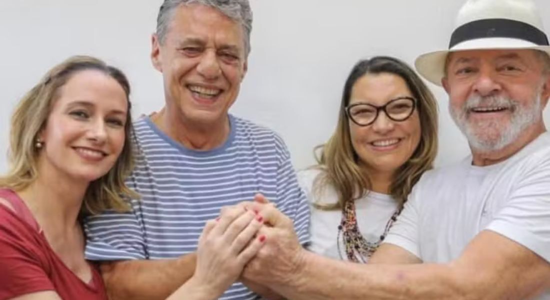 Carol Proner e o marido, Chico Buarque, posam com o presidente Lula e a primeira-dama Janja