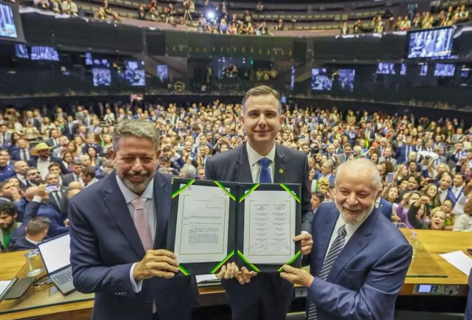 Arthur Lira, Rodrigo Pacheco e Lula na promulgação da Reforma Tributária 