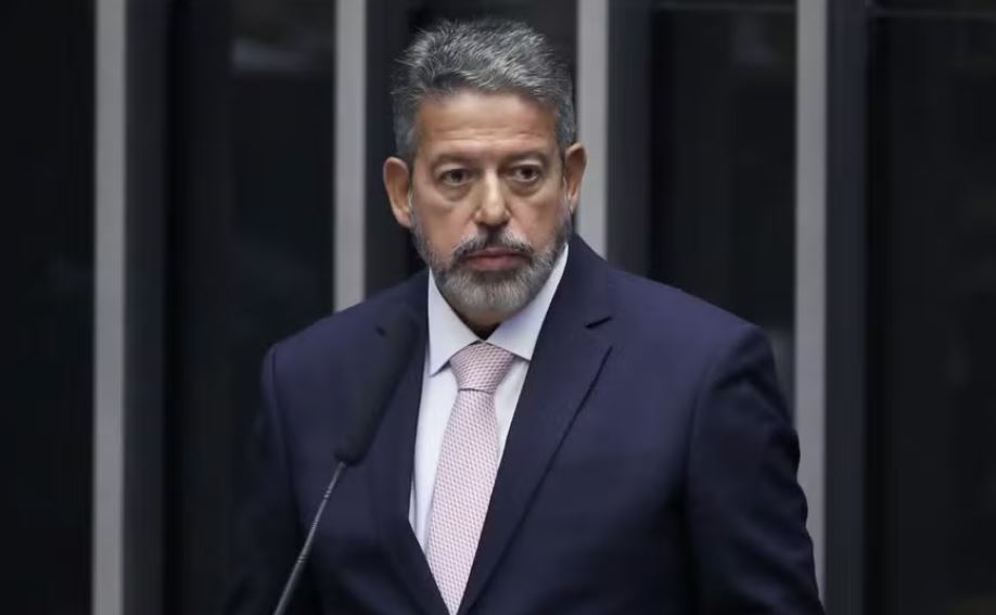 Arthur Lira durante sessão do Congresso para promulgar Reforma Tributária  