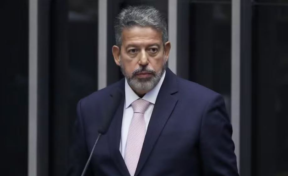 Arthur Lira durante sessão do Congresso para promulgar Reforma Tributária  