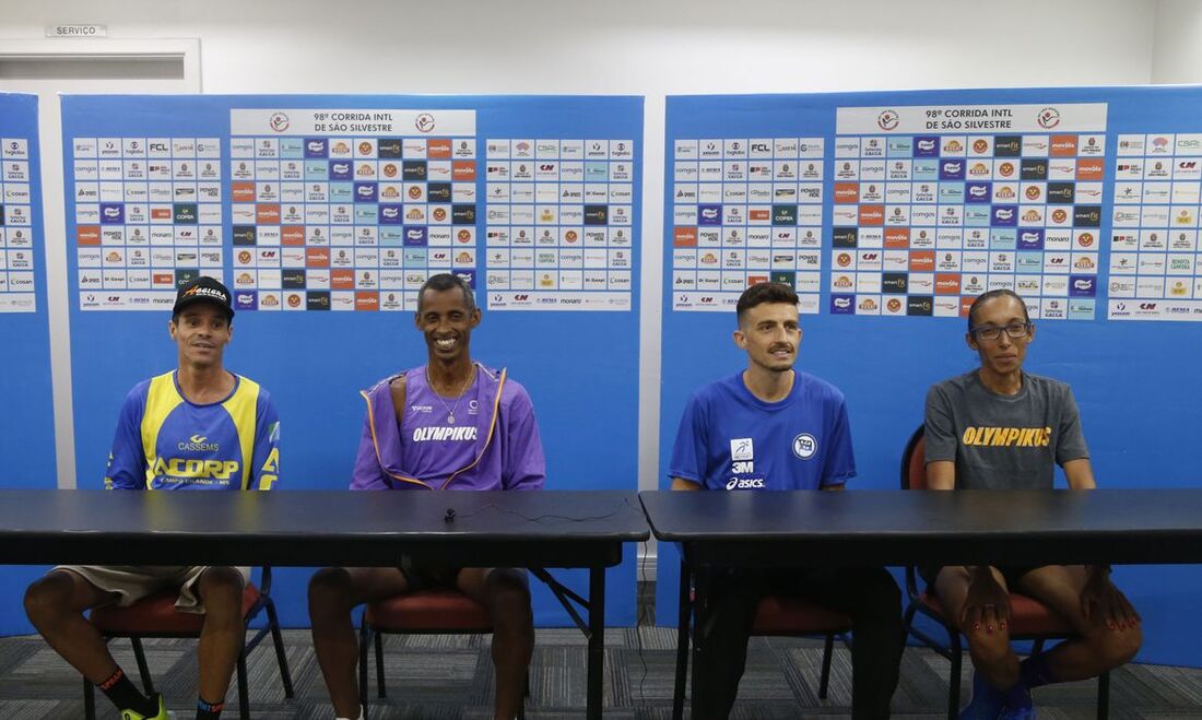 Coletiva de imprensa realizada na manhã deste sábado (30)