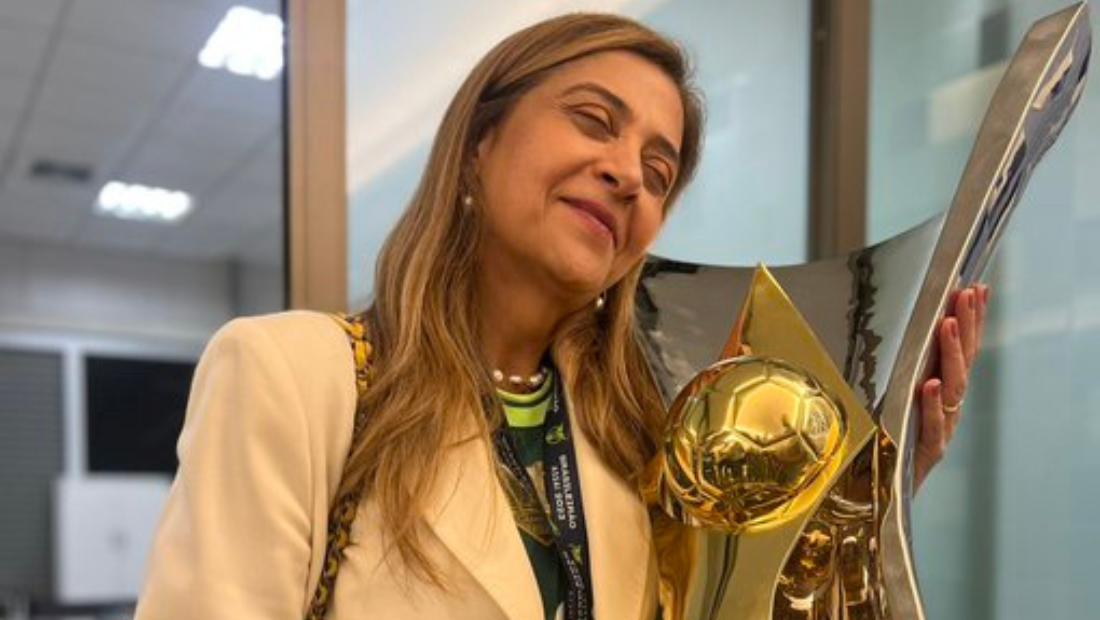 Leila Pereira segurando taça do Brasileirão