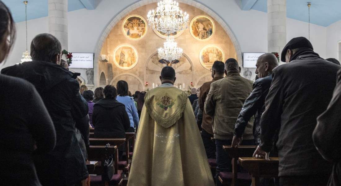 Missa em igreja na Cisjordânia