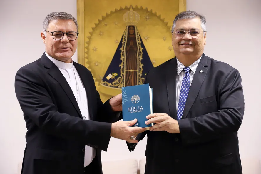 O ministro Flávio Dino segura Bíblia Sagrada em encontro com o Arcebispo de Brasília 