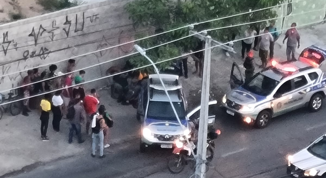 Imagem mostra várias viaturas da Polícia Militar no local do crime