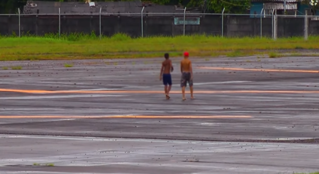 Flagrante mostra os jovens em uma área restrita do Aeroporto do Recife