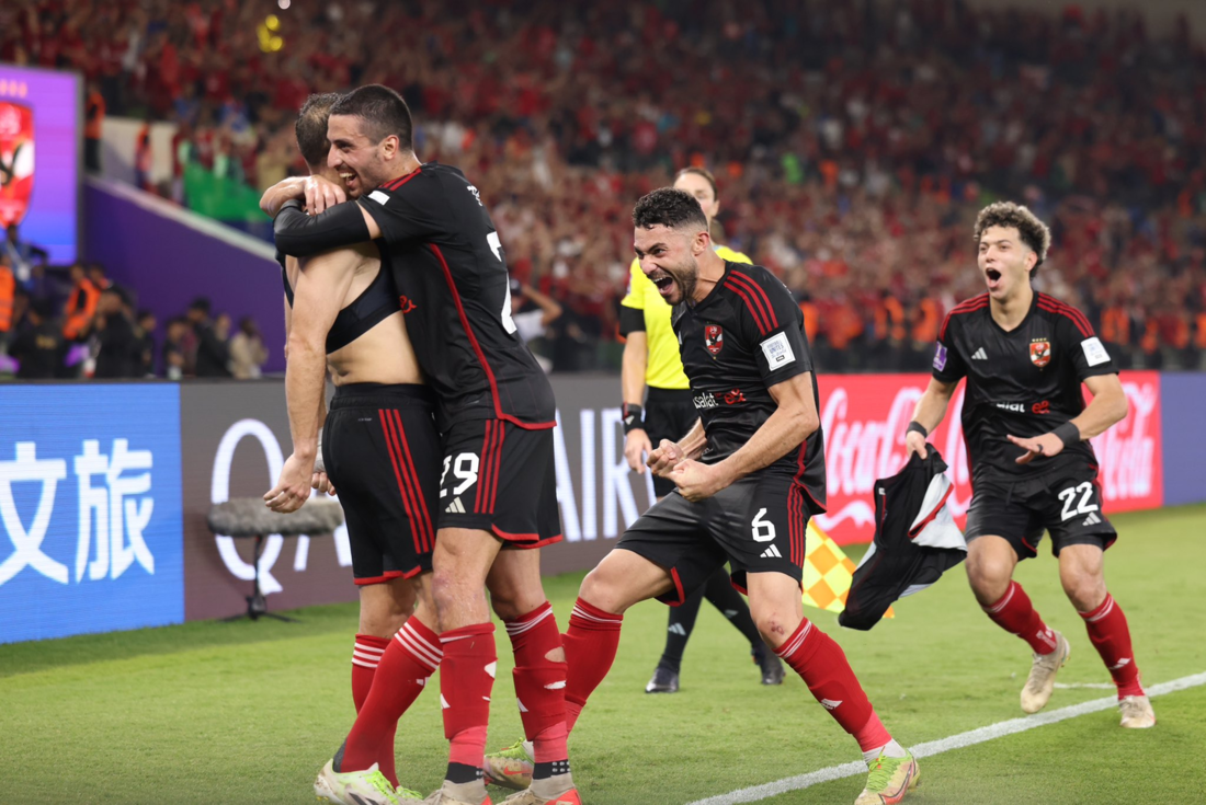 Jogadores do Al-Ahly celebram  o gol na disputa pelo terceiro lugar do Mundial de Clubes