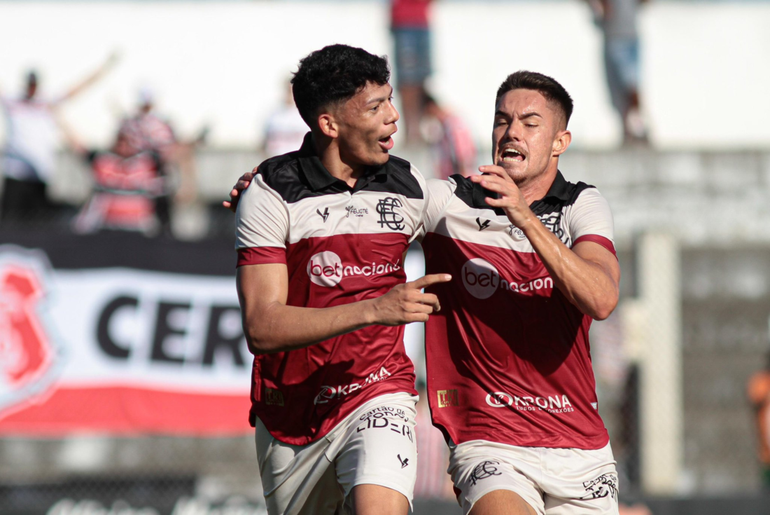 Gabriel Cardoso, cria da base, celebra o gol marcado no primeiro tempo