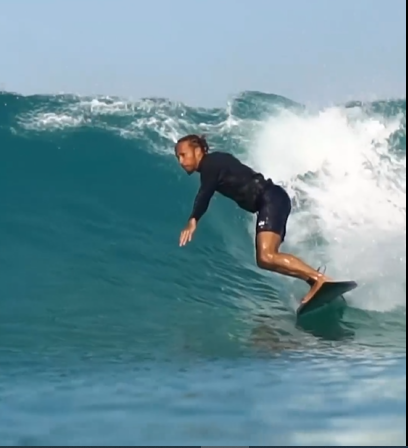 Lewis Hamilton surfando em Abu Dhabi 