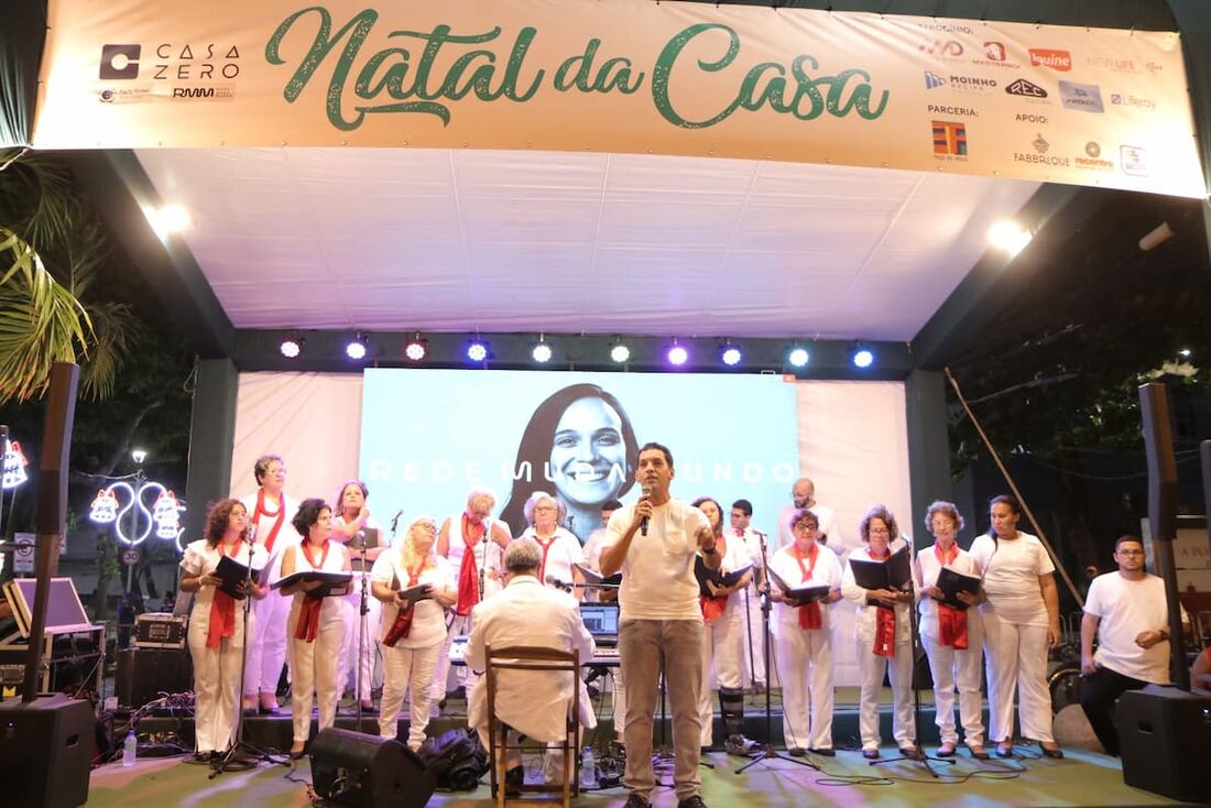 Casa Zero promove Natal Solidário; no palco, Fábio Silva