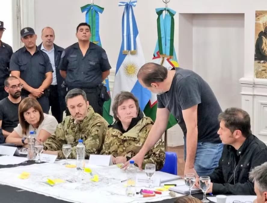 Presidente da Argentina,Javier Milei, vai à cidade atingida por tempestade com traje militar