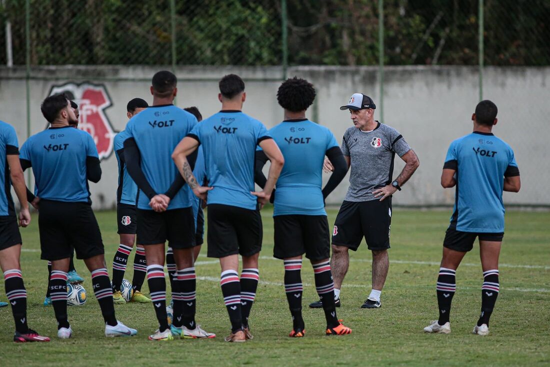 Itamar Schülle com os jogadores do Santa Cruz durante a pré-temporada 