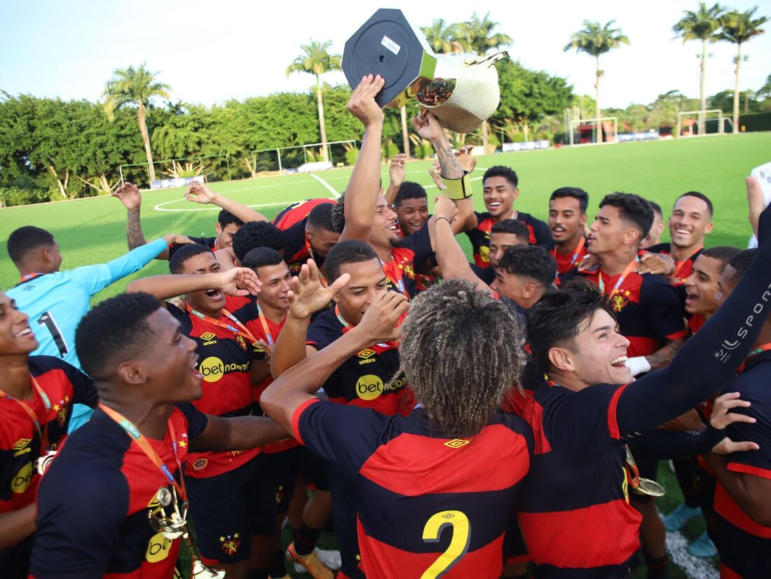 Sport levanta troféu da primeira Copa Recife de Futebol Júnior