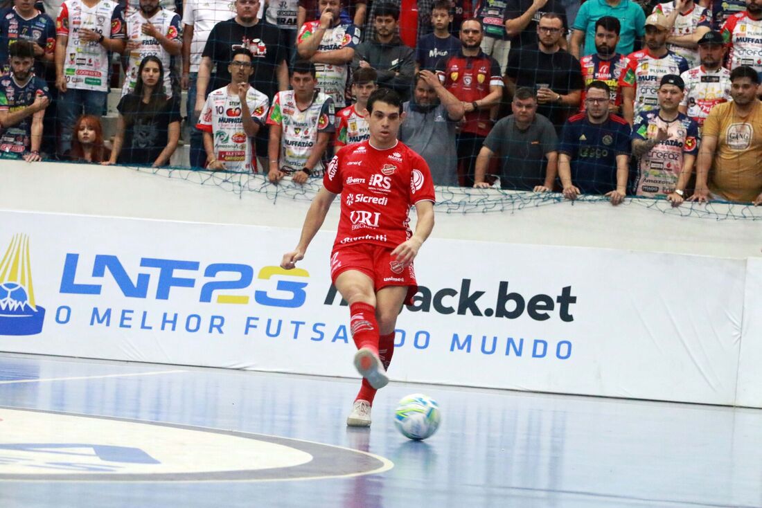 Finalista da Liga Nacional de Futsal, recifense Richard pode entrar em  seleto grupo de artilheiros - Folha PE