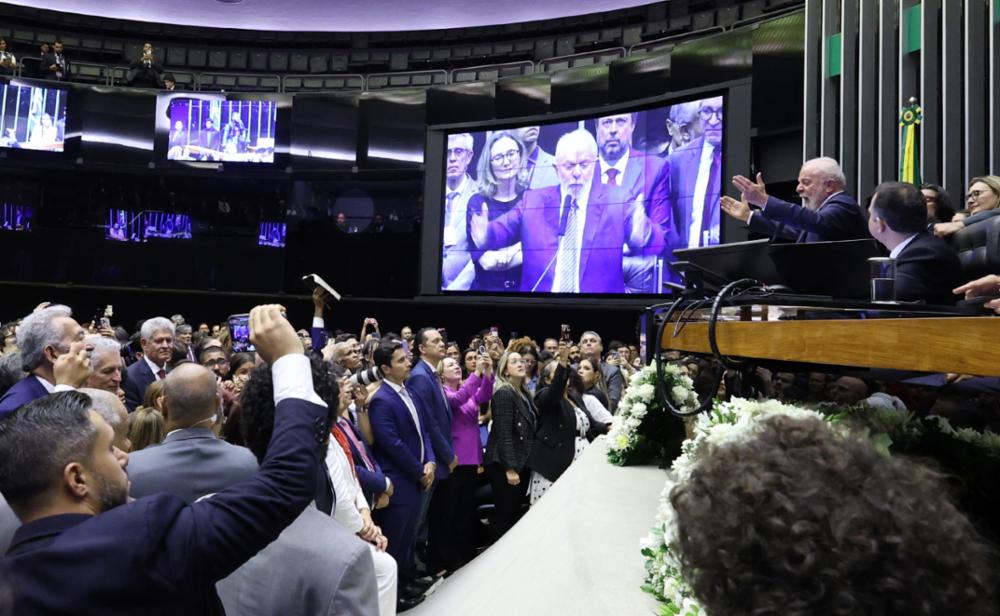 Deputados bolsonaristas xingaram e vaiaram o presidente Lula, que esteve presente na sessão