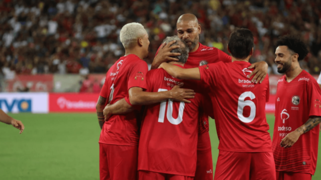 Time de Zico comemora um dos gols da vitória