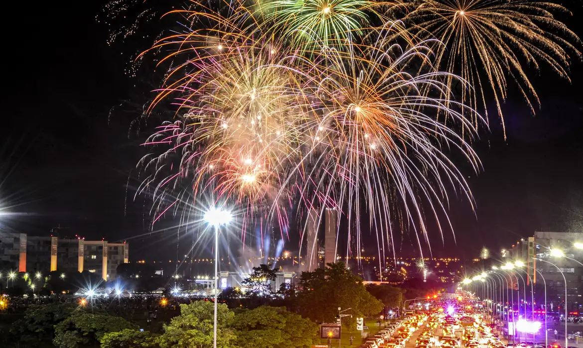 É importante tomar cuidado na hora de soltar fogos de artifício