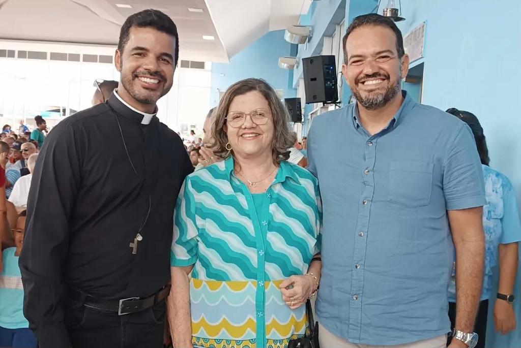 Reitor do Santuário do Morro da Conceição, pároco Emerson Borges, senadora Teresa Leitão (PT) e o secretário-executivo de Habitação do Recife, Felipe Cury
