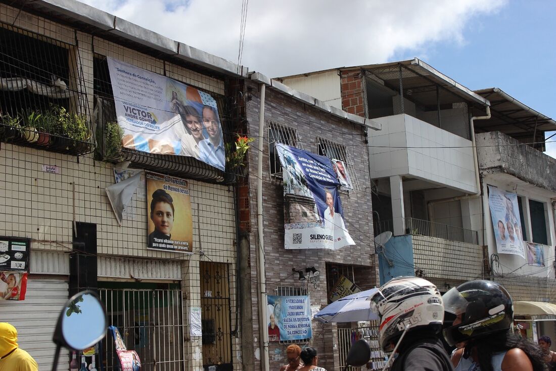 Material de campanha política toma conta das ruas e ladeiras do Morro da Conceição, na 119ª festa em homenagem à santa