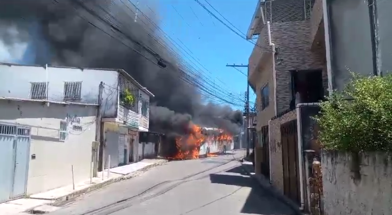 Ônibus é incendiado no Recife