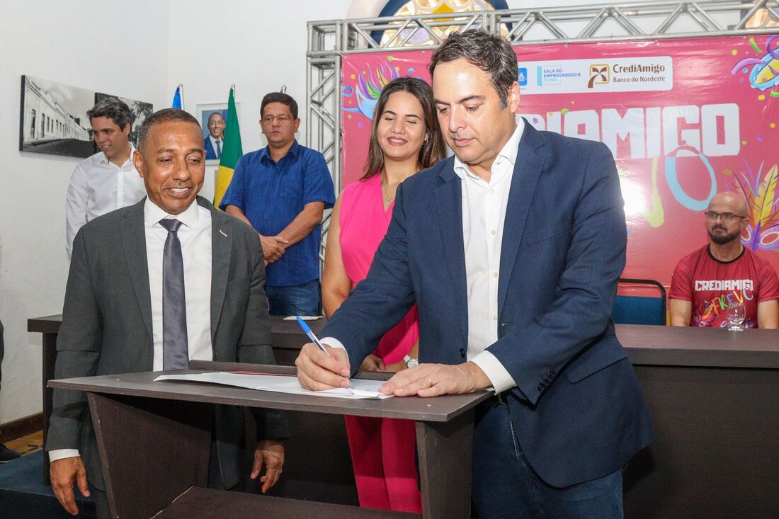 Prefeito Professor Lupércio, Mirella Almeida e Paulo Câmara na assinatura do Crediamigo Frevo