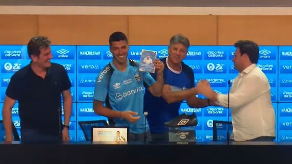 Suárez com o DVD de Renato em mãos