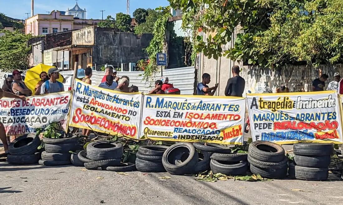 Moradores protestam por realocação em bairro próximo a mina em Maceió