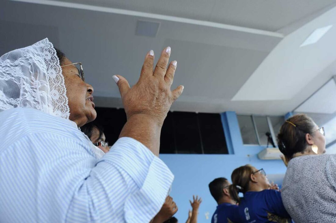 Mulher católica faz prece para Nossa Senhora da Conceição na 119ª Festa do Morro