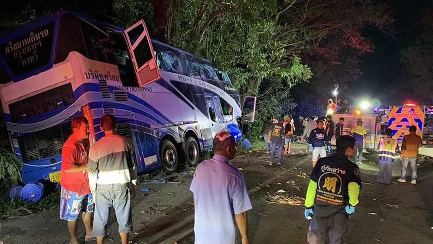 Ônibus bate em árvore na Tailândia e deixa 14 mortos 