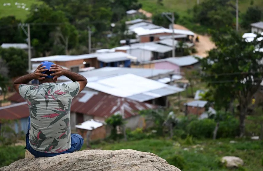 Morador durante em entrevista à AFP no município de Morales, na Colômbia 