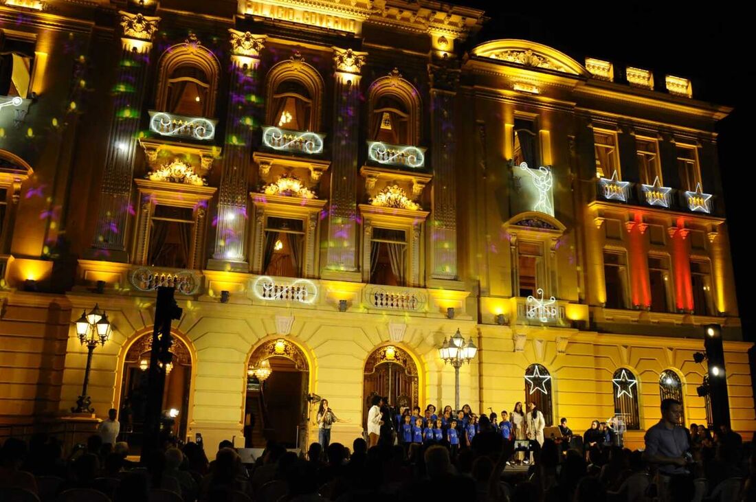 Vista do Palácio do Campo das Princesas na noite desta quinta-feira (7)