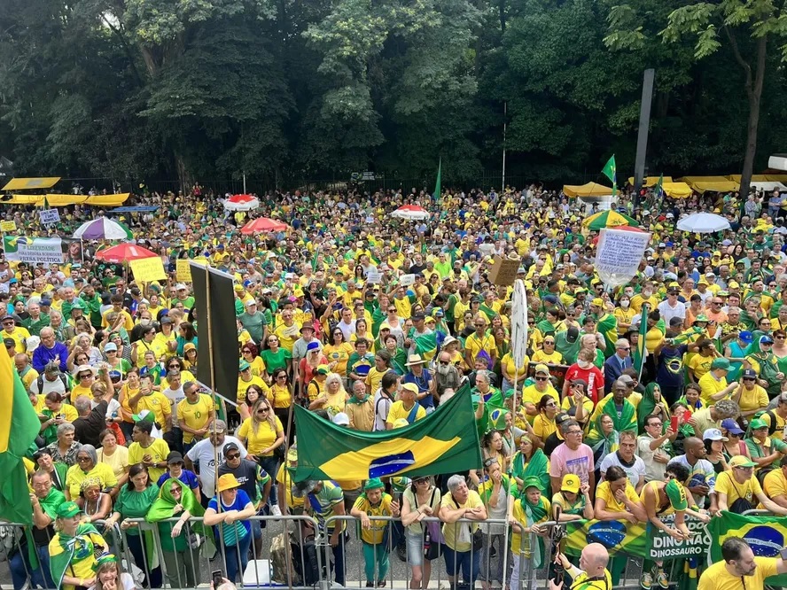 Em São Paulo, bolsonaristas protestam contra indicação de Dino ao STF