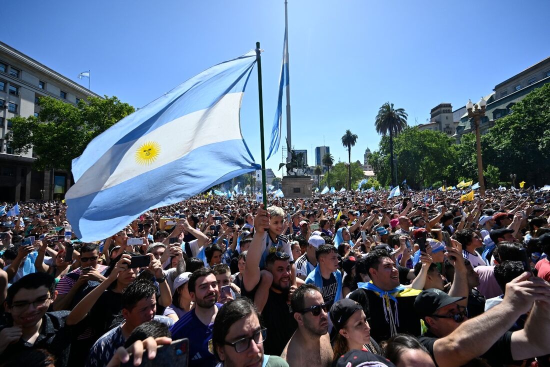 Milhares de argentinos acompanharam nas ruas o discurso do novo governante, que durante meia hora propôs ajustes rígidos na economia