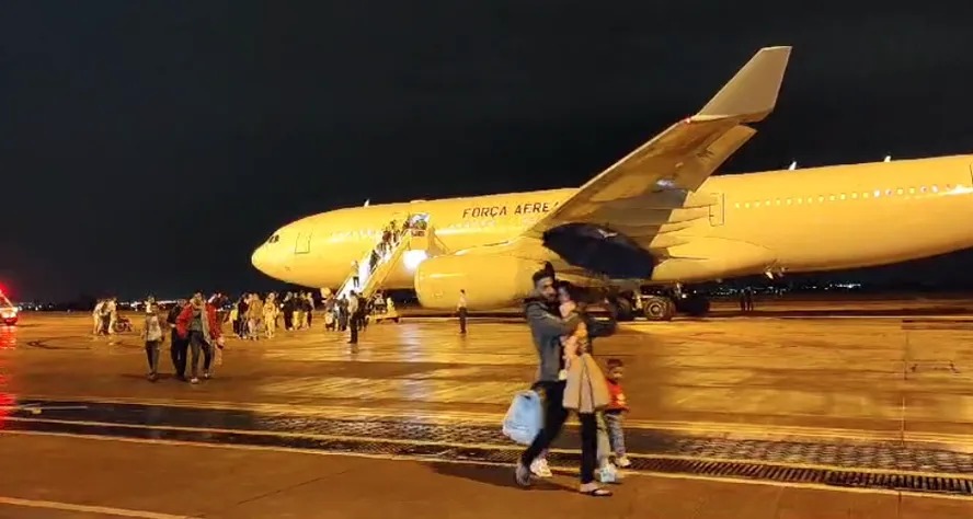 Avião da FAB chega a Brasília com 48 repatriados 