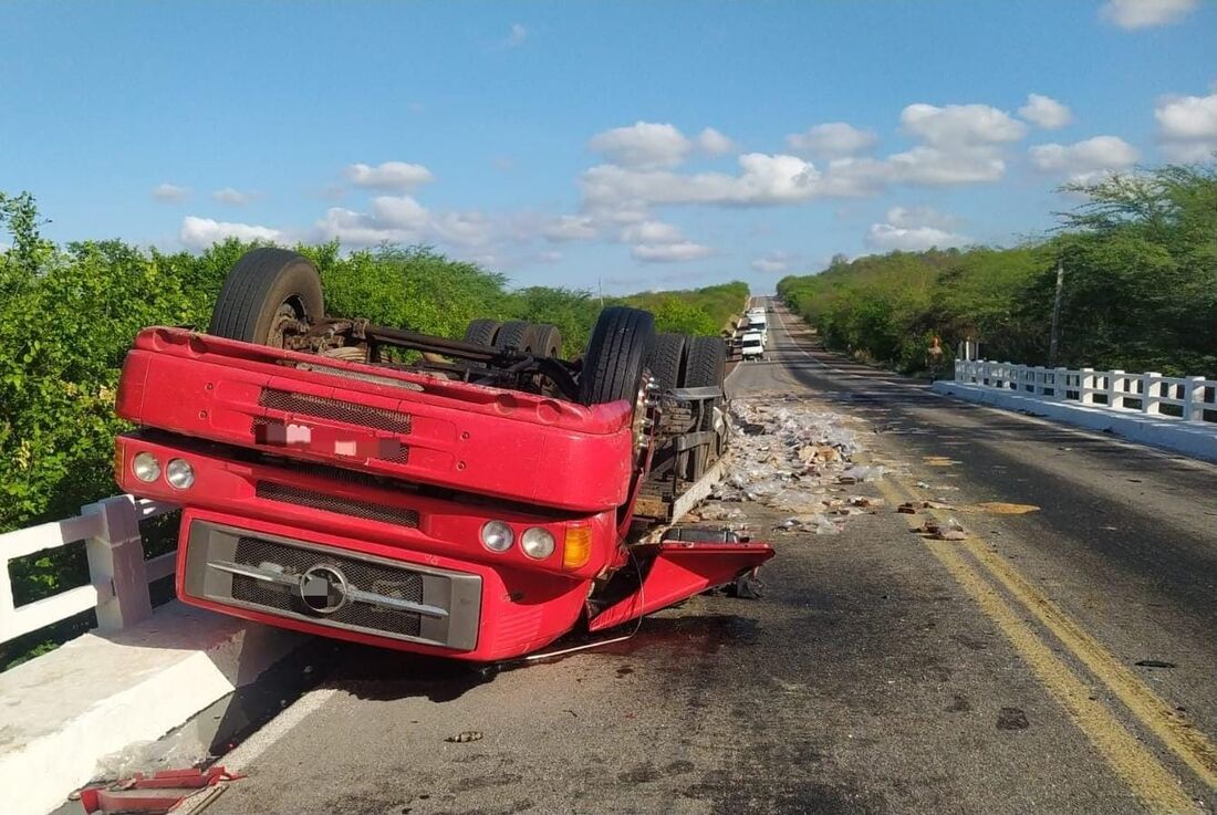 Caminhão estava carregado com rapadura, amendoim e paçoca