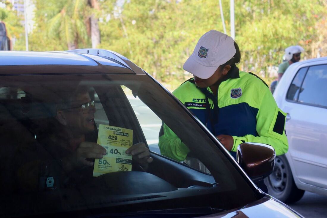 Blitz tem objetivo de conscientizar condutores