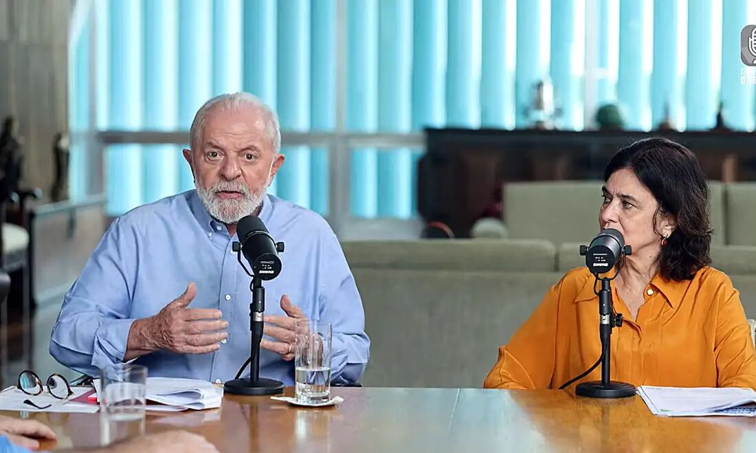 Presidente Lula ao lado da ministra da Saúde, Nísia Trindade, em live