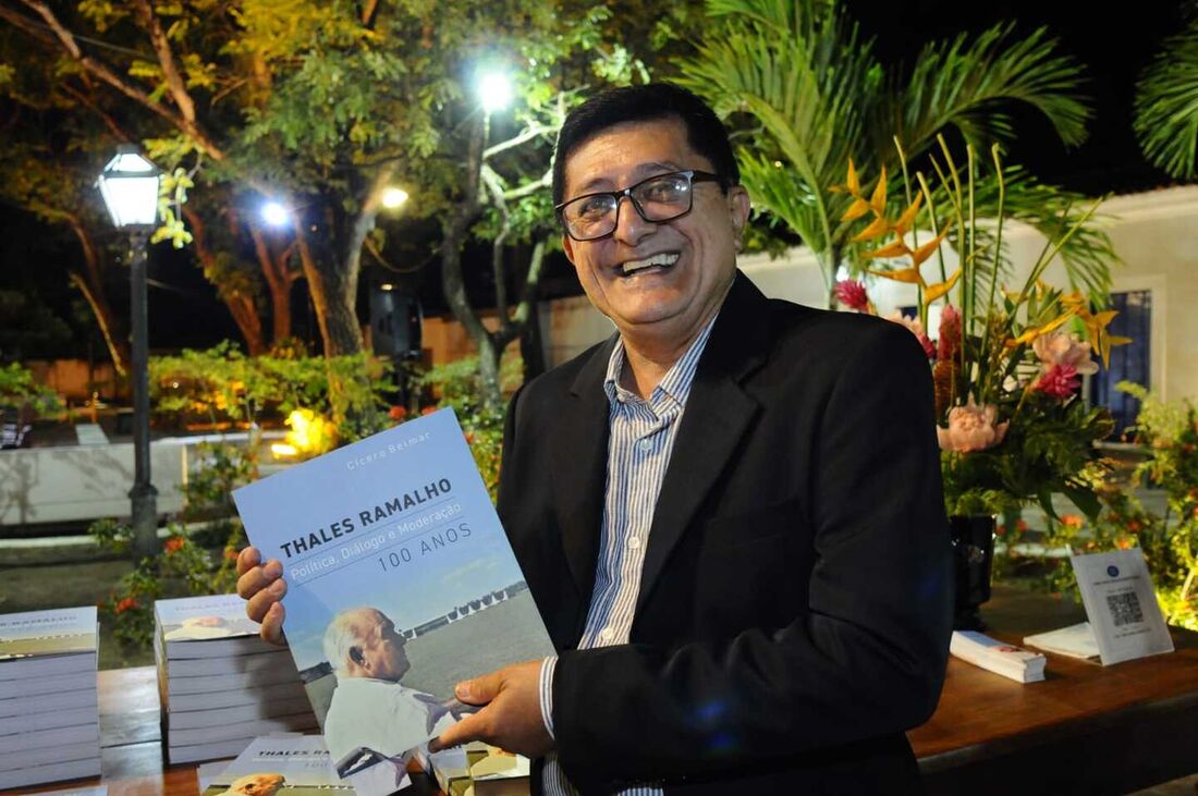 O jornalista e escritor Cícero Belmar, autor do livro, no lançamento realizado na APL, na noite desta quinta-feira (14)