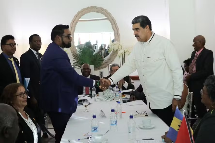 Irfaan Ali, presidente da Guiana, e Nicolás Maduro, presidente da Venezuela, reuniram-se nesta quinta-feira para discutir questão do Essequibo