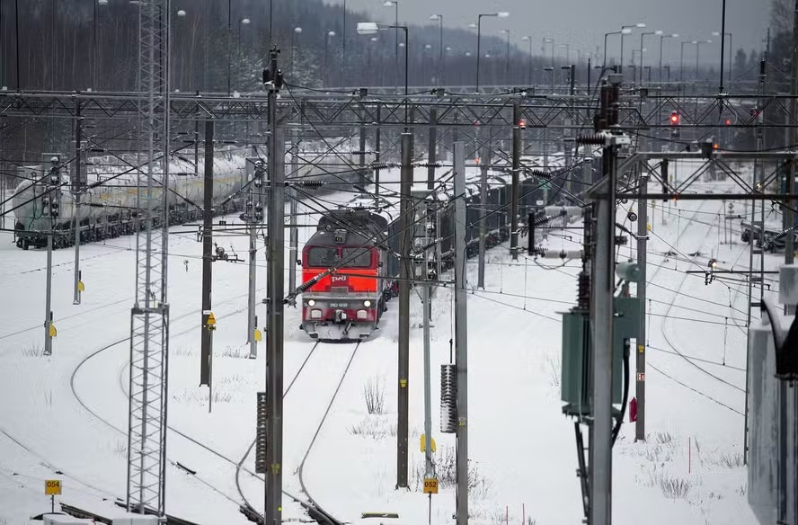 Trem russo deixa estação de Lappeenranta, na Finlândia 