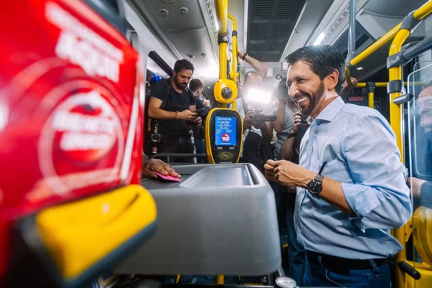 O prefeito Ricardo Nunes (MDB) andou de ônibus no primeiro domingo de gratuidade