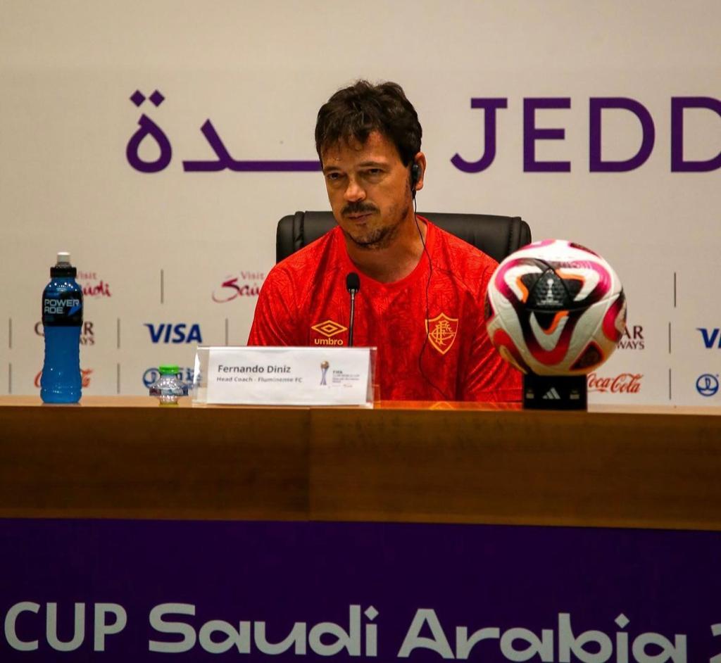 Técnico Fernando Diniz, do Fluminense, enquanto concede entrevista coletiva na Arábia Saudita