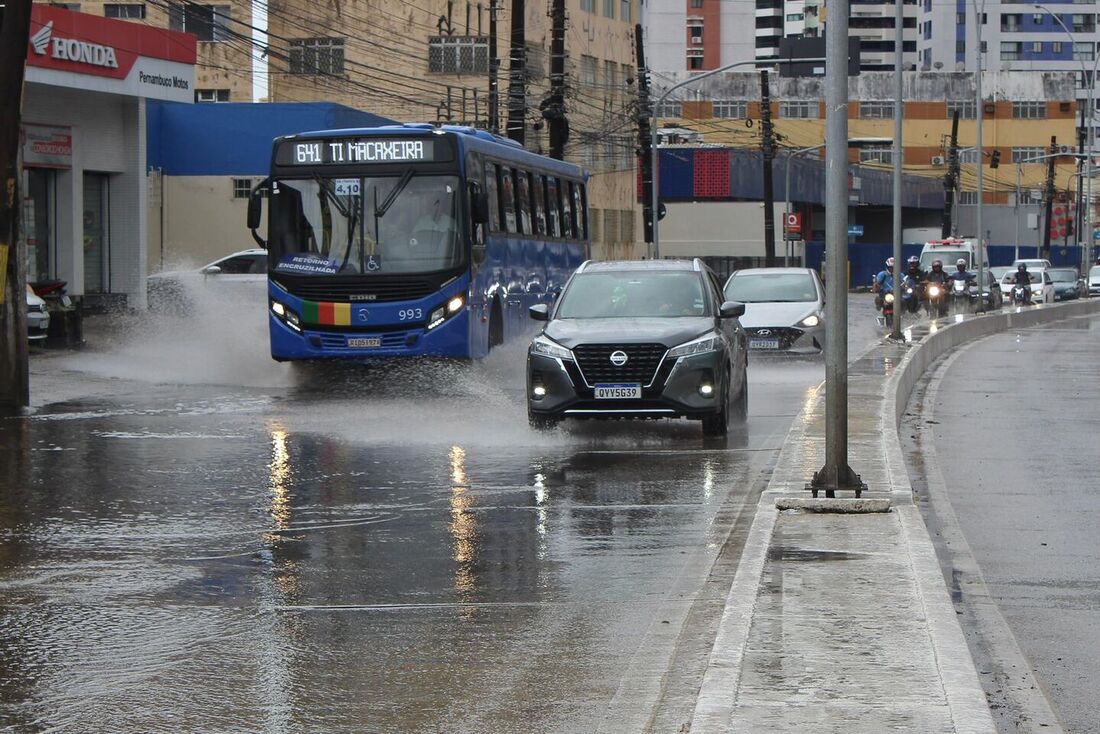 Alagamento na avenida Norte, no Recife